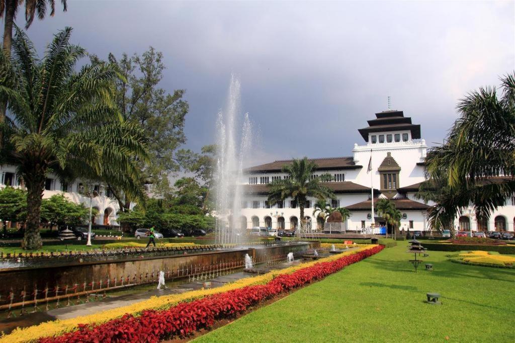 The House Tour Middletown Hotel Bandung Exterior photo